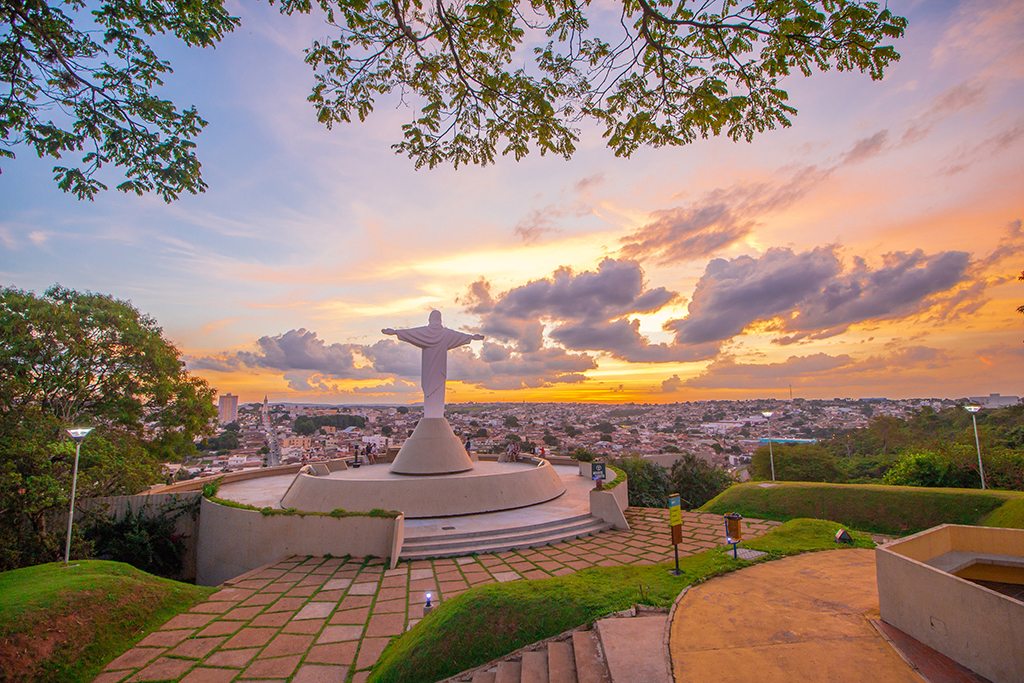 Vista de Araxá/MG ao entardecer, a partir do mirante do Cristo Redentor